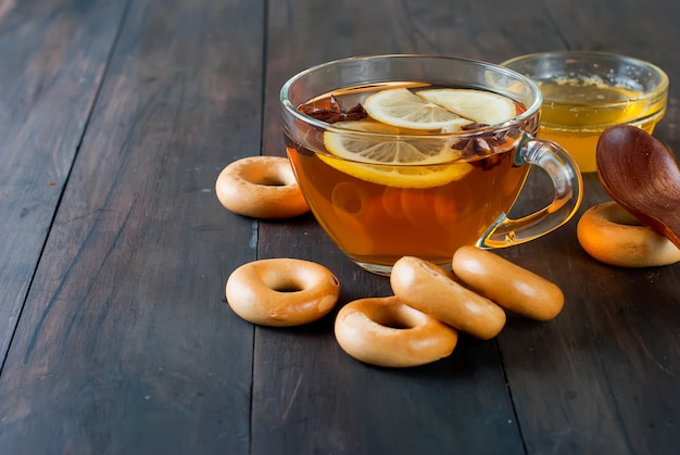 Tasse de thé et des bagels sur une table en bois.