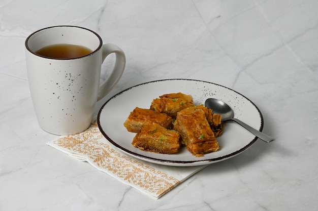 Tasse à thé et baklava sur la table