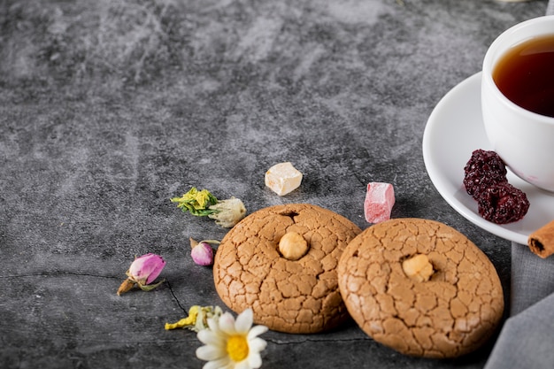 Une tasse de thé avec des biscuits aux amandes