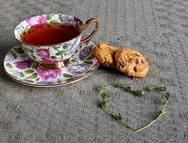 Tasse de thé avec biscuits et coeur de thym