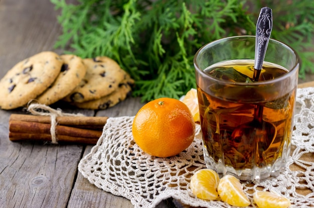 Tasse de thé avec biscuits et mandarine