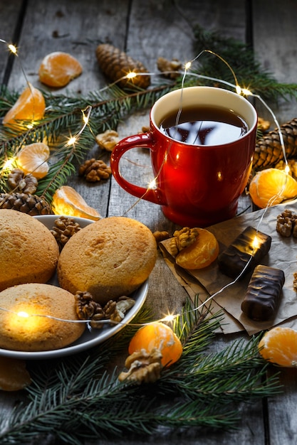 Tasse de thé avec biscuits, table en bois, bonbons