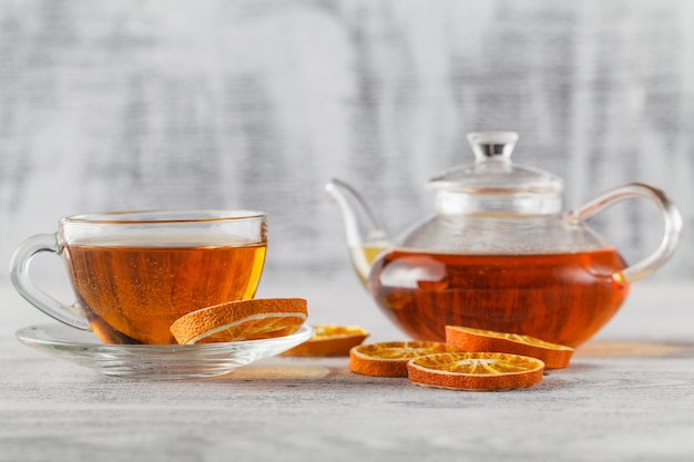 Tasse à thé blanc aux épices et arbre de Noël fait de tranches d'orange séchées