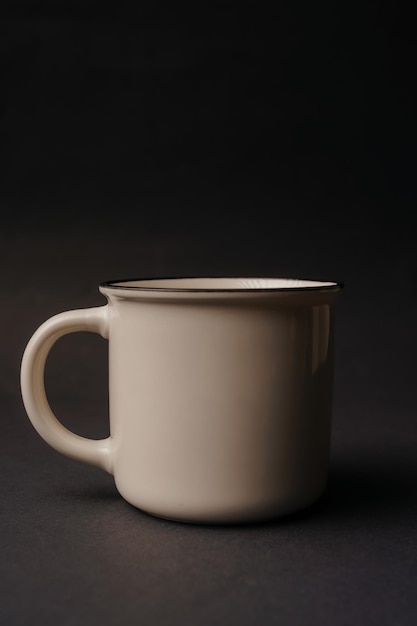 tasse de thé blanc simple sur fond noir