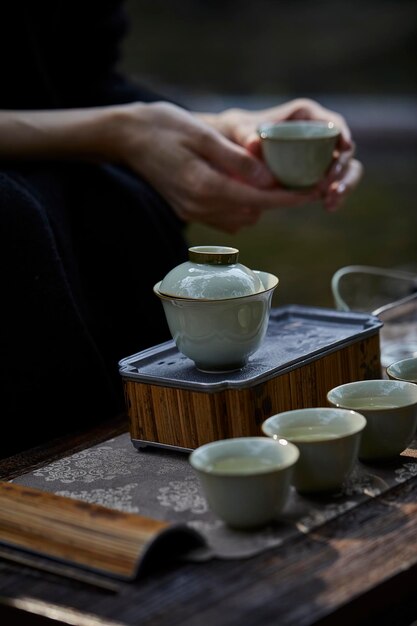 Une tasse de thé blanche avec un couvercle dessus