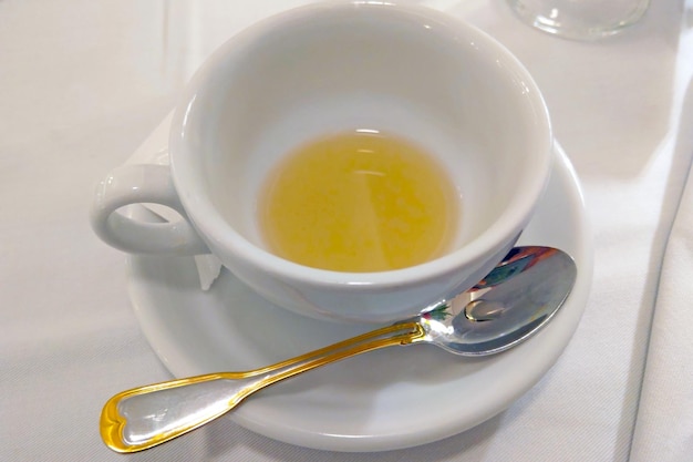 Une tasse de thé blanche sur la table Thé délicieux et chaud