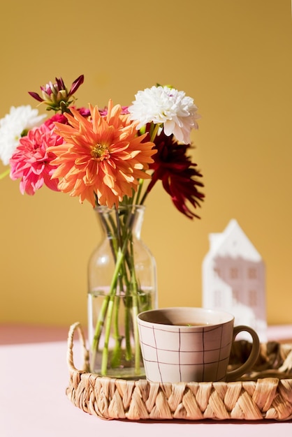 Tasse de thé et bouquet de dahlia