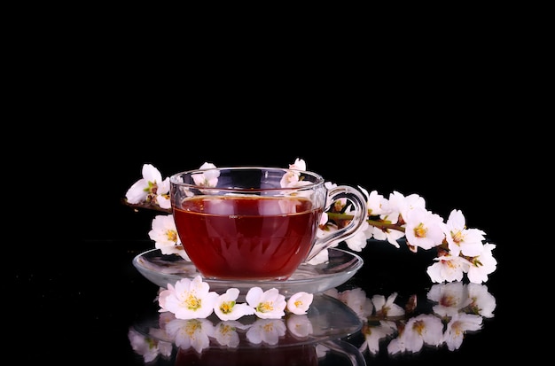 Tasse de thé et branche de cerise