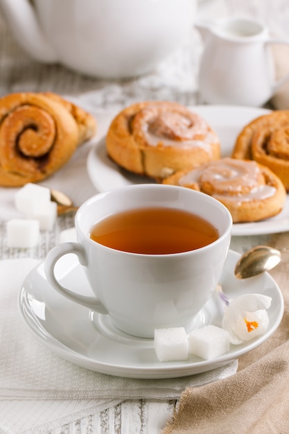 Tasse De Thé Et Brioches à La Cannelle