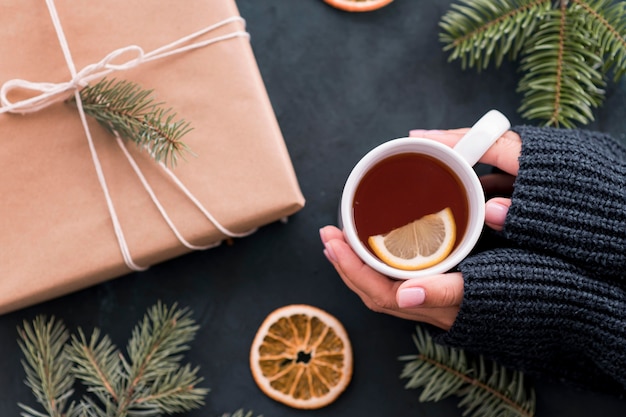 Tasse de thé et cadeau dans du papier d'emballage