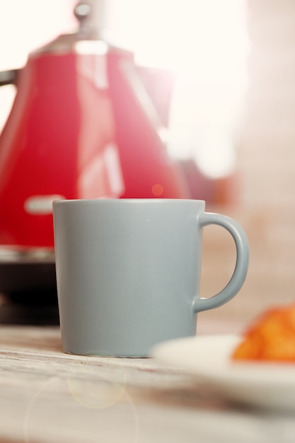 Tasse de thé ou de café sur fond de cuisine moderne