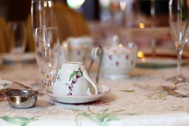 Une tasse à thé ou à café victorienne avec un motif floral comme une peinture.