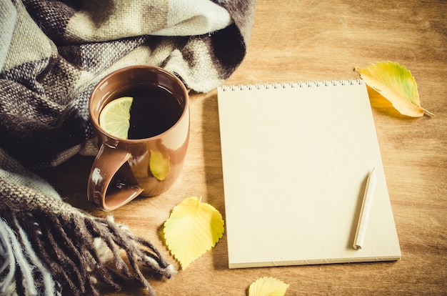 Une tasse de thé et un cahier vide pour le croquis.