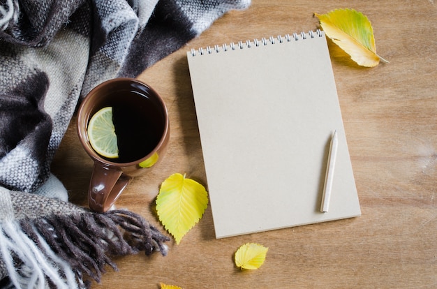 Une tasse de thé et un cahier vide pour le croquis.