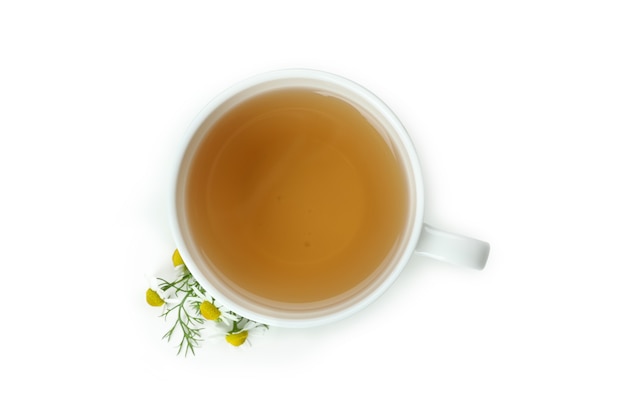 Tasse de thé à la camomille isolated on white
