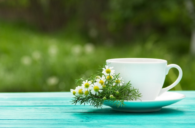 Tasse de thé à la camomille parfumée dans le jardin