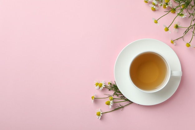 Tasse de thé à la camomille sur rose