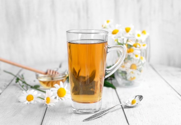 Tasse de thé à la camomille sur table en bois