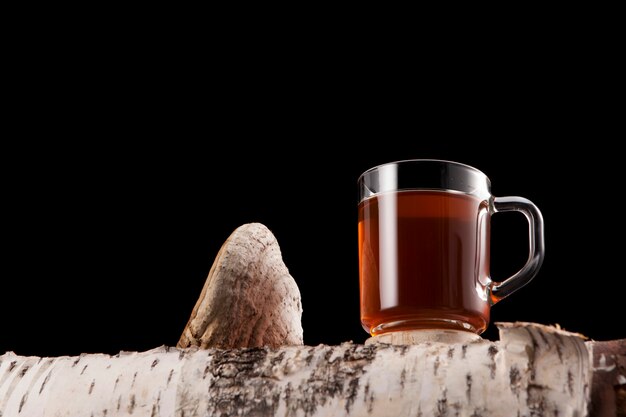 Tasse avec thé chaga avec espace copie.