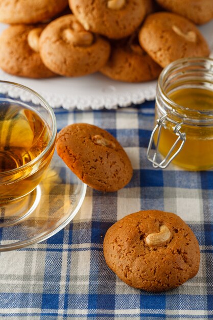 Tasse de thé chaud et biscuits à l'avoine avec noix