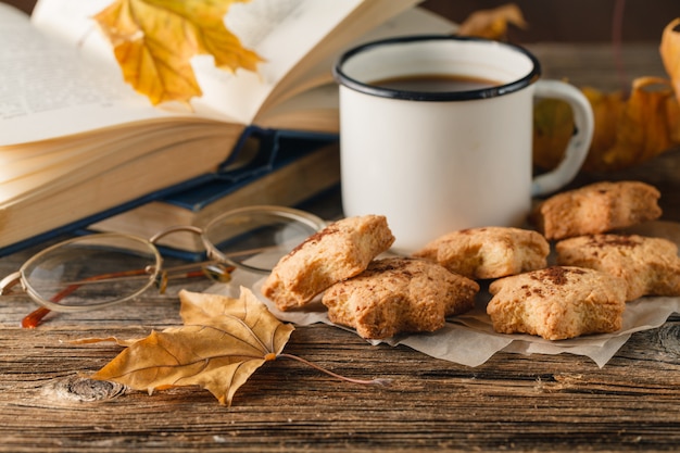 Tasse de thé chaud sur fond de bois avec des feuilles. L'automne.