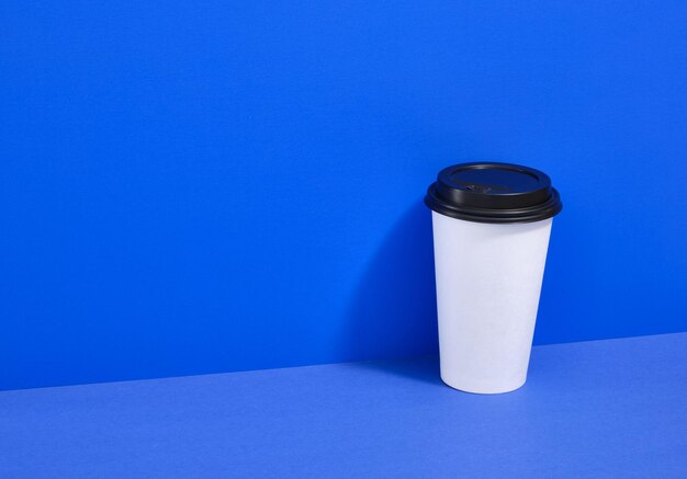 Une tasse de thé chaud frais sur un fond bleu Copier l'espace pour le texte