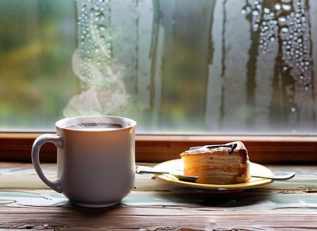 Tasse de thé chaud avec gâteau par temps enfumé Photo HD