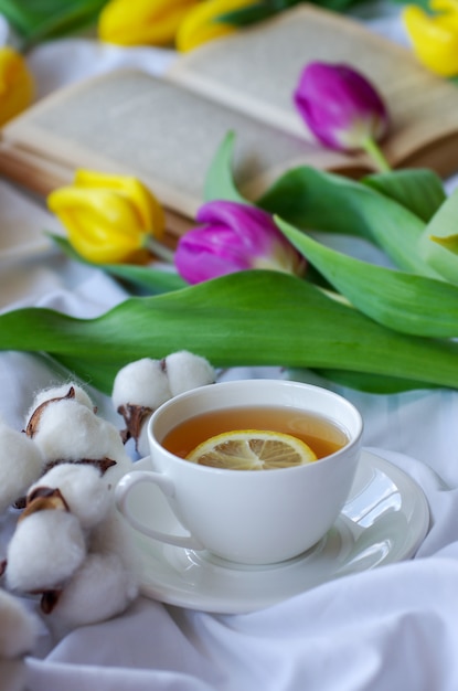 Tasse de thé chaud et livre