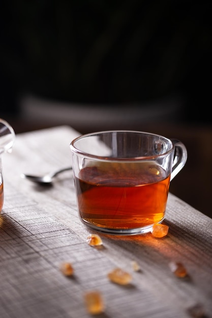 Tasse de thé chaud avec des sucettes de sucre