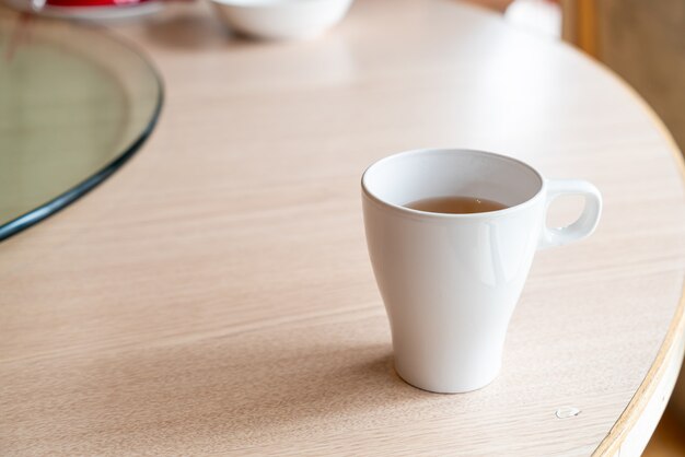 Tasse de thé chaud sur la table au restaurant