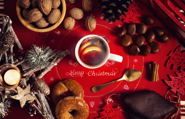 Tasse de thé chaud sur la table de Noël.