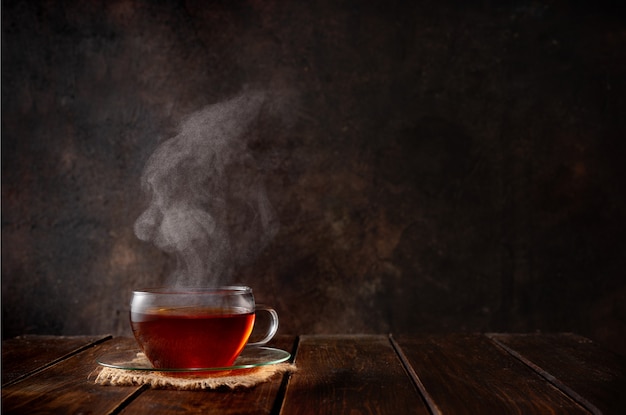 Tasse de thé chaud avec une vapeur sur dark