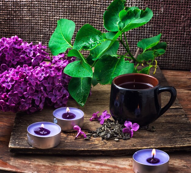 Tasse de thé en composition avec lilas