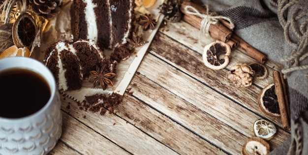 une tasse de thé confortable et un morceau de gâteau