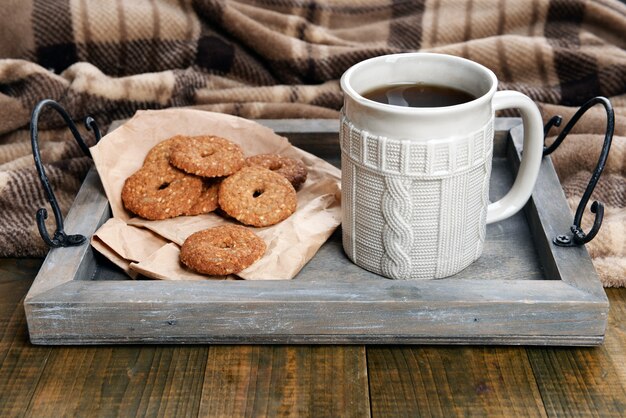 Tasse de thé avec des cookies sur table close-up