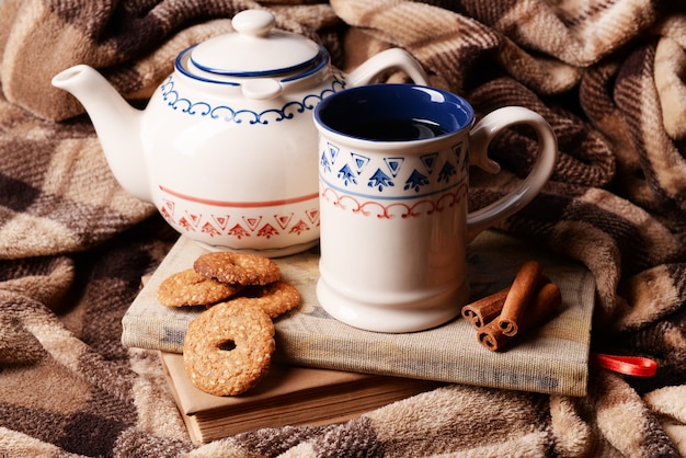 Tasse de thé avec des cookies sur table close-up