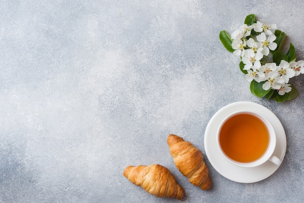 Tasse de thé et croissant