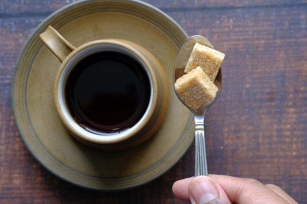 Tasse de thé et cube de sucre sur la table