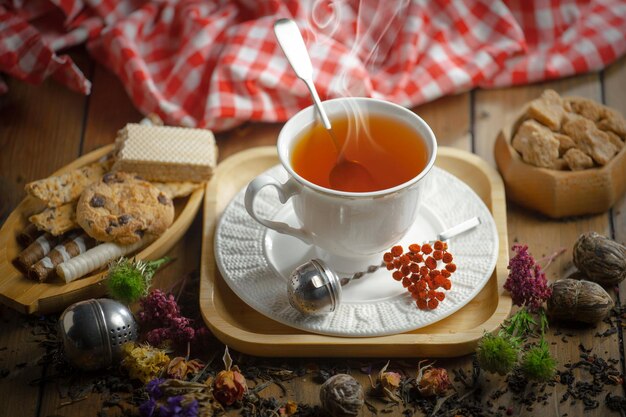 Une tasse de thé avec une cuillère qui dit " thé " dessus.