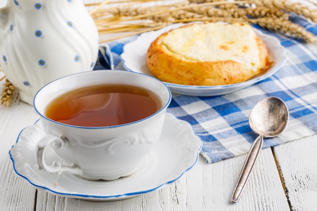 Tasse de thé dans une belle tasse pour le petit déjeuner à la maison