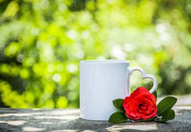 Tasse de thé dans le jardin vert ensoleillé