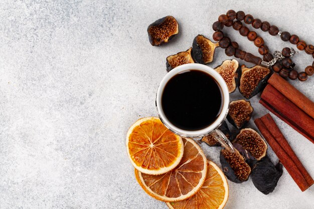 Tasse de thé décorée de morceaux d'orange séchée et de figue