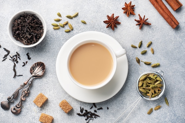 Une tasse de thé avec du lait et des épices