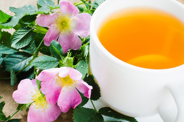 Tasse de thé du matin au citron et fleurs délicates