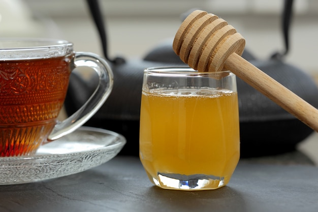 Tasse de thé avec du miel sur une table