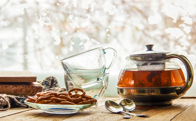 Tasse à thé avec du thé et des biscuits sur la table. Mise au point sélective.