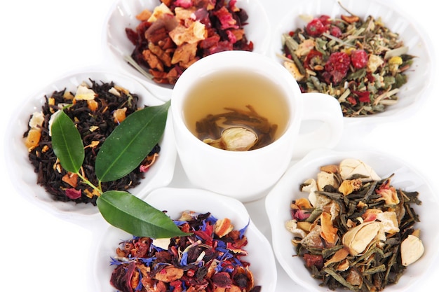 Tasse de thé avec du thé sec aromatique dans des bols en gros plan