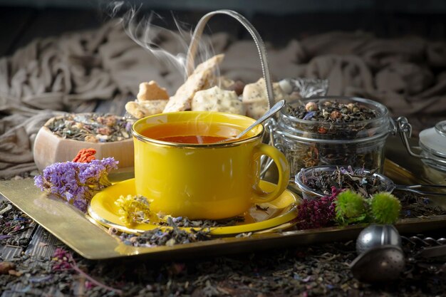 Photo une tasse de thé est posée sur un plateau avec du thé et d'autres thés.