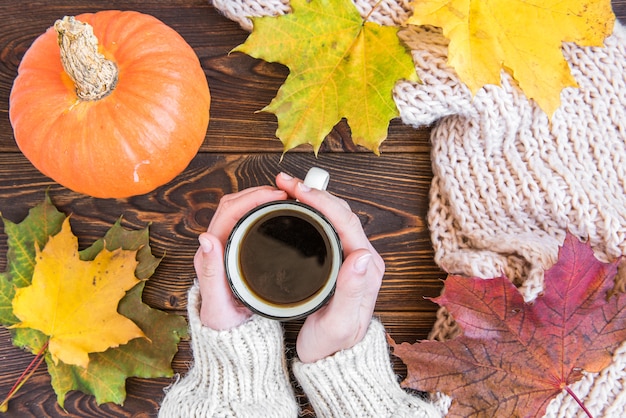 Tasse de thé et feuilles d'érable d'automne
