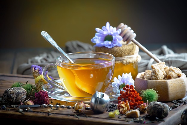 Une tasse de thé avec une fleur dessus